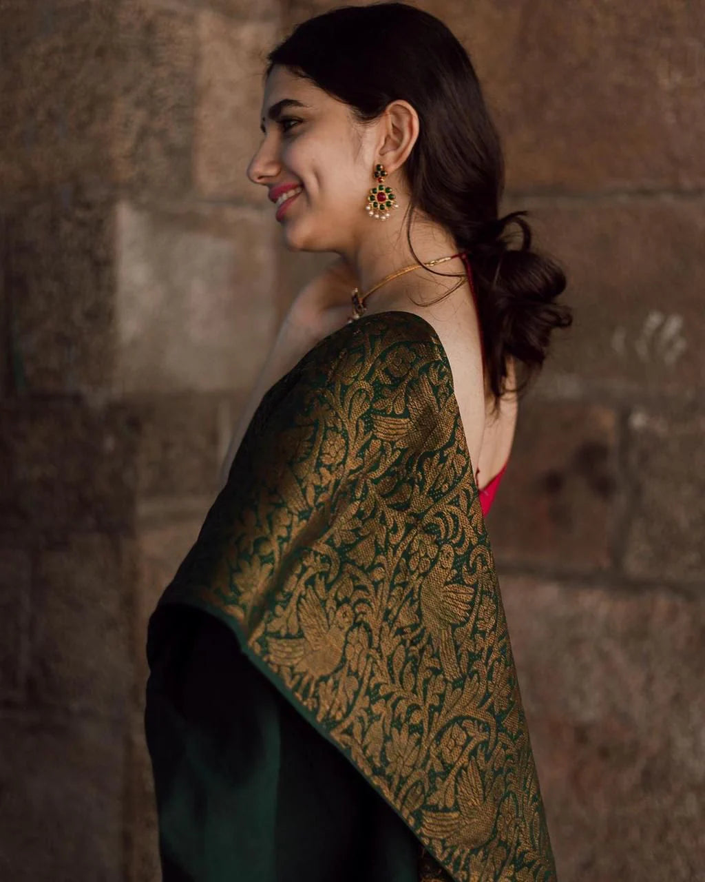 Arresting Green Soft Silk Saree With Groovy Blouse Piece